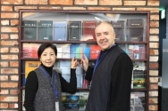 현숙 폴리 목사(왼쪽)와 에릭 폴리 목사(오른쪽) 부부가 한국 VOM 사무실에 걸린 성경을 가리키고 있다. ©노형구