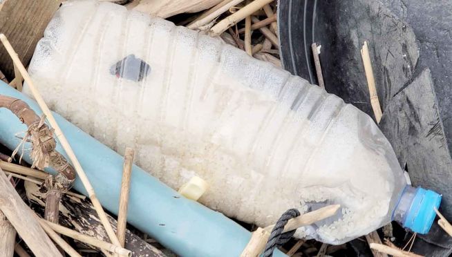 서해안 북부 인근 섬에서 발견된, 쌀과 USB가 들어 있는 페트병. 북한으로 보내려다 휩쓸려 들어온 것으로 보인다.