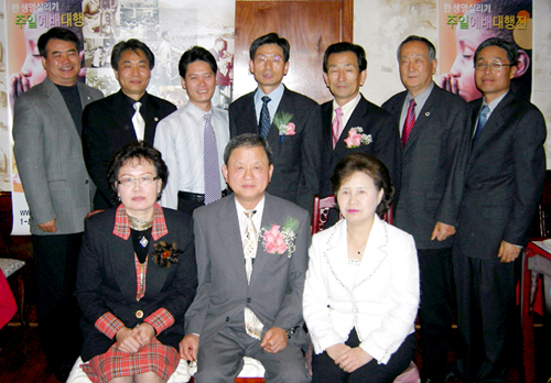 새로 선출된 2008년 신임위원단(맨 앞줄 가운데가 하용봉 신임위원장) ⓒ아틀란타 타임즈 제공