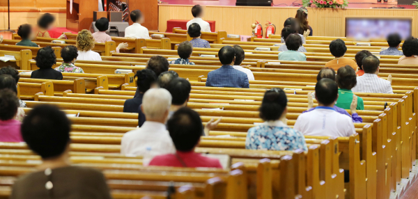 국내 한 교회에서 교인들이 거리를 띄운 채 예배를 드리던 모습(기사 내용과 직접적 관계 없음) ©뉴시스 