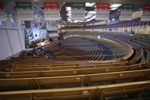 사랑의교회가 최근 비대면 예배를 드리던 모습. 예배당에는 필수 인력만 참석했다. ©사랑의교회
 