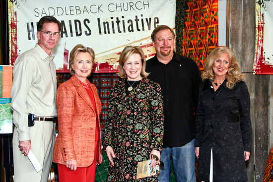 지난 12월 1일 세계 AIDS의 날 새들백 교회에서 열린 'AIDS체험관'을 방문한 힐러리 클린턴 민주당 상원의원(왼쪽 두번째)와 릭 워렌 목사 부부(왼쪽 세번째, 네번째) 그리
