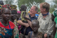 2019년 7월23일 세계식량계획(WFP) 데이비드 비즐리 사무총장(가운데)와 킵 톰 미국 대사가 남수단을 방문했다.