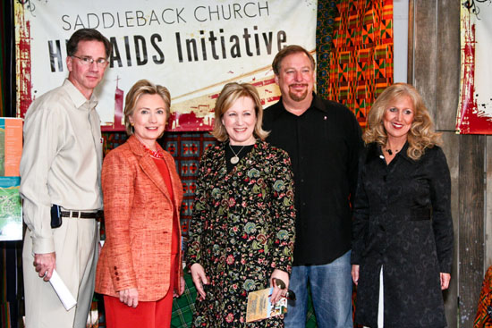 지난 12월 1일 세계 AIDS의 날 새들백 교회에서 열린 'AIDS체험관'을 방문한 힐러리 클린턴 민주당 상원의원(왼쪽 두번째)와 릭 워렌 목사 부부(왼쪽 세번째, 네번째) 그리