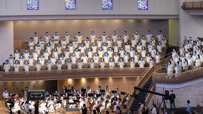 지난 6월 코로나 소강상태 당시 사랑의교회에서 마스크를 착용한 채 성가대가 찬양하는 모습.