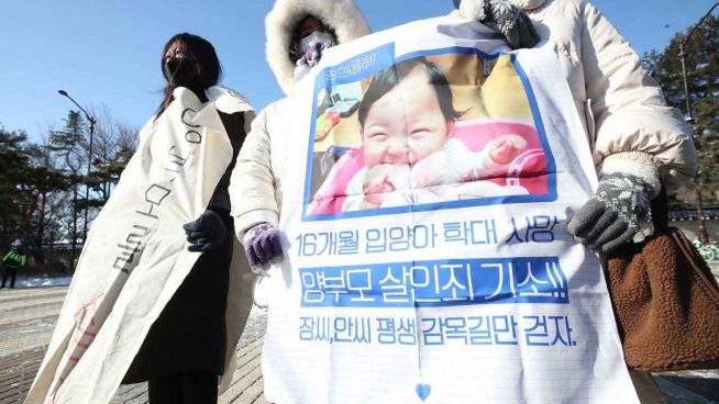 최근 사회적 공분을 일으킨 기독교인 가정의 영아 학대 사망 사건을 규탄하는 시위. ⓒSBS 캡처