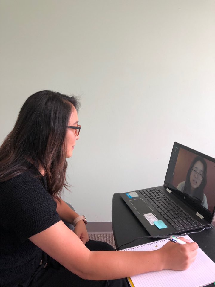 한인가정상담소 상담원이 화상 상담을 진행하고 있다