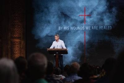 잭 힙스 목사가 갈보리 채플에서 설교하고 있다. ©갈보리채플 치노힐스 