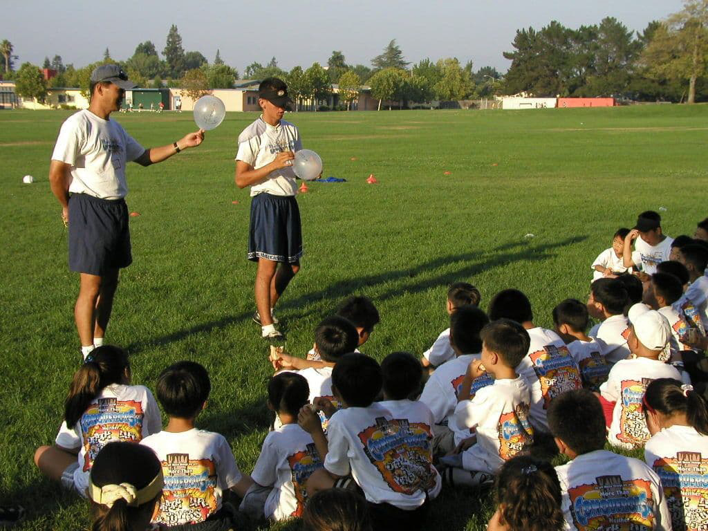 유소년 축구팀에서 아이들을 지도하는 오석재 선교사