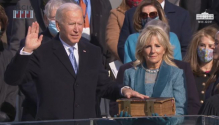 대통령 취임식에서 성경에 손을 얹은 채 선서하고 있는 조 바이든 대통령(좌). ©백악관 영상 캡처 