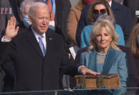 대통령 취임식에서 성경에 손을 얹은 채 선서하고 있는 조 바이든 대통령(좌). ©백악관 영상 캡처 
