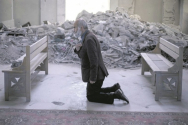 작년 10월 20일, 일부가 붕괴된 아제르바이잔 슈사의 한 성당에서 한 남성이 기도하고 있다. ⓒCSI 