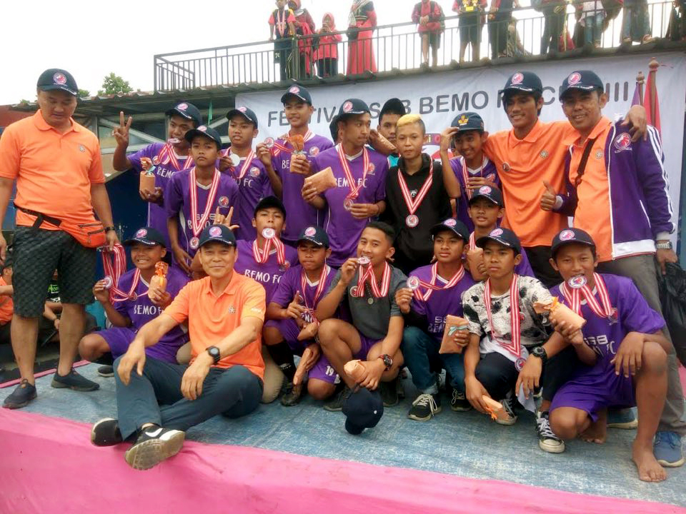 배모 축구 클럽 (Bemo FC Club)의 선수들과 함께 한 오석재 선교사