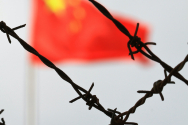 철조망 뒤 중국 오성기 위구르강제수용소