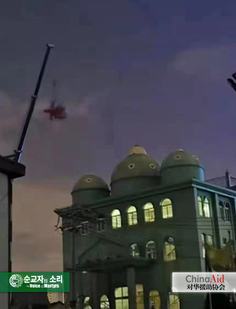 한 교회의 십자가가 철거되고 있는 모습