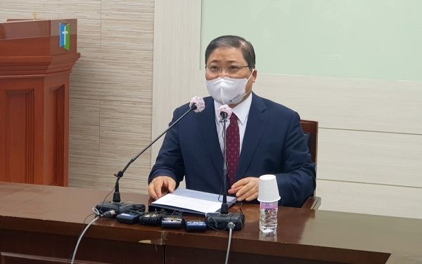 예장 합동 총회장 소강석 목사가 24일 총회회관에서 긴급 기자회견을 갖고 있다.