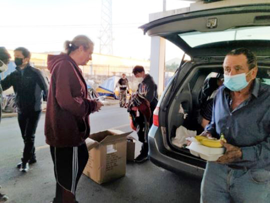 한파로 어려움을 당한 사람들이 옷가지와 식사를 받아가고 있다