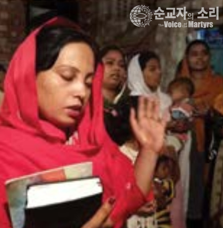 예배하고 있는 예멘 여인들