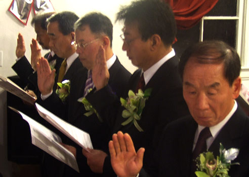 장로 집사 임직자들이 집례자 고훈 목사의 인도에 따라 헌법에 서약했다. 