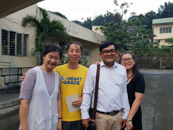 노란색 옷을 입은 이가 백영모 선교사