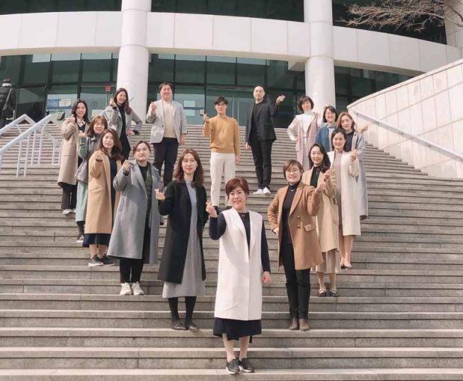 이순희 목사(맨 앞)와 교회 신대원생들. ⓒ백송교회