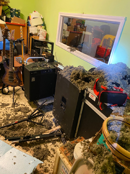 한파와 폭설로 지붕이 무너진 내린 교회