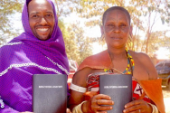 ▲첫 번역된 탄자니아 다투가어 성경을 들고 기뻐하는 기두파나(Gidufana)와 우다가이다(Udagayda) 남매. ⓒ성서공회