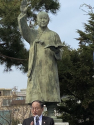 원성웅 목사가 이승만 전 대통령의 동상 앞에서 설교하고 있다. ©홍재웅 제공 