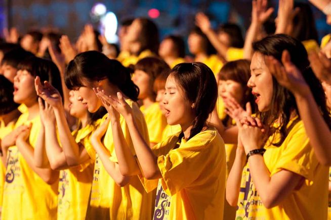 과거 한 집회에서 기도하는 청년들. (본 사진은 해당 기사와 직접 관련이 없습니다.) 