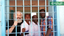 수단 목회자들과 함께 수감되어 있는 피터 야섹 선교사(맨 왼쪽).