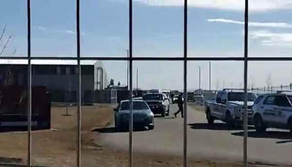 캐나다 현지 경찰에 의해 교회에 철조망이 설치된 모습