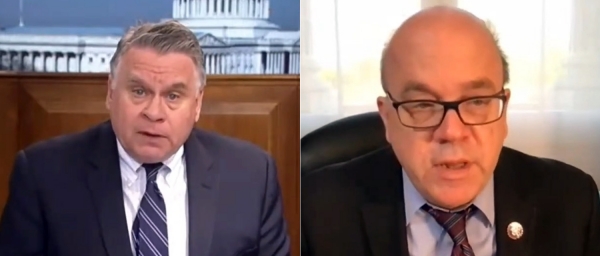 청문회에서 발언하고 있는 톰 랜토스 인권위원회 공화당 측 공동의장인 크리스 의원(왼쪽)과 민주당 측 공동의장인 맥거번 의원 