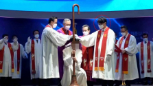 이동환 목사(앞줄 빨간색 동그라미)가 목사안수식에서 정모 전도사의 안수보좌에 참여한 모습. 지팡이 왼쪽이 정연수 감독. ⓒ유튜브