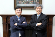 본사를 방문한 김경준 교수(왼쪽)와 정용갑 교수(오른쪽)