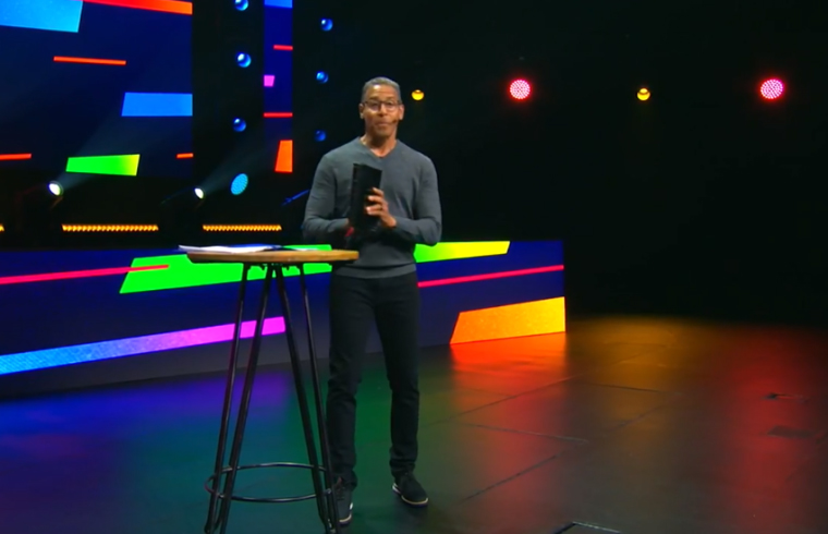 샌디에이고 락 처치(Rock Church) 마일즈 맥퍼슨 목사가 설교하고 있다.