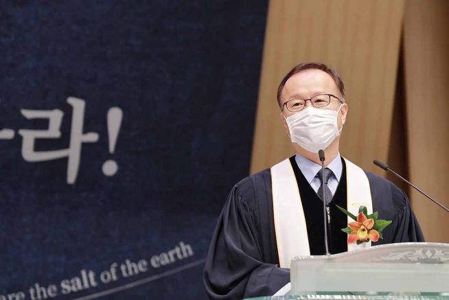 김승욱 목사가 19일 목사안수식에서 메시지를 전하고 있다. ⓒ카이캄