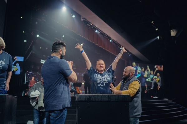 테네시주 롱할로우 침례교회에서 침례식이 진행되고 있다.