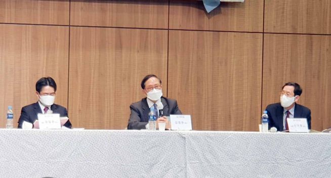 발표회가 진행되고 있다. 왼쪽부터 정일권 교수, 김영한 박사, 신국원 박사. ⓒ학술원