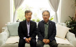 김학송 선교사(좌)와 박상원 목사