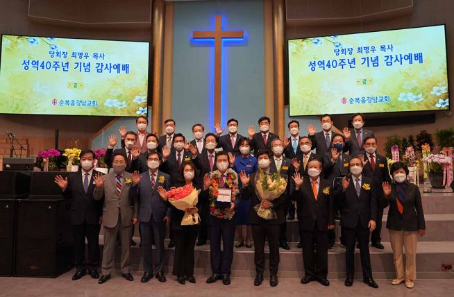 예배 후 기념촬영 모습. ⓒ교회