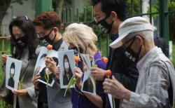 지난해 북한자유주간 마지막날 주미 한국대사관 앞에서 진행된 기독교 탈북민 가족 구출을 위한 평화시위 기도 모습.
