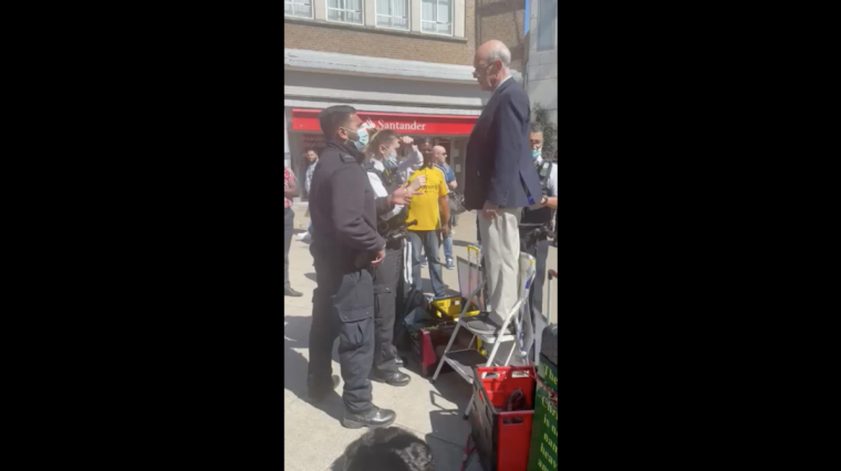 존 셔우드목사가 경찰에 의해 체포되고 있다.