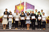 2019년 장학생으로 선발된 8명의 학생들과 장학회 이사들(사진: 라구나힐스교회)