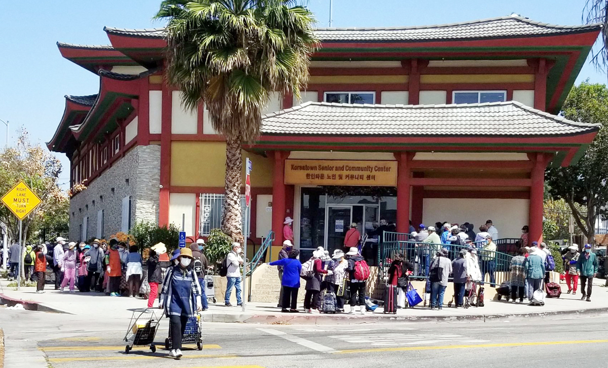 한인타운 시니어센터가 한인노인들에게 무료로 쌀, 식혜, 비상용 알람을 나눴다