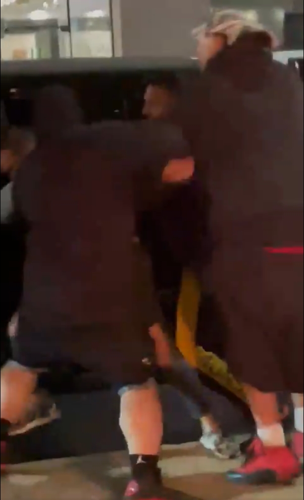 여러 명의 남성들이 식당 밖에 앉아있는 유대인들을 공격하고 있다.