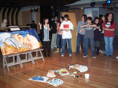 협동 미술작품으로 아기예수님의 모습을 형상화했다.