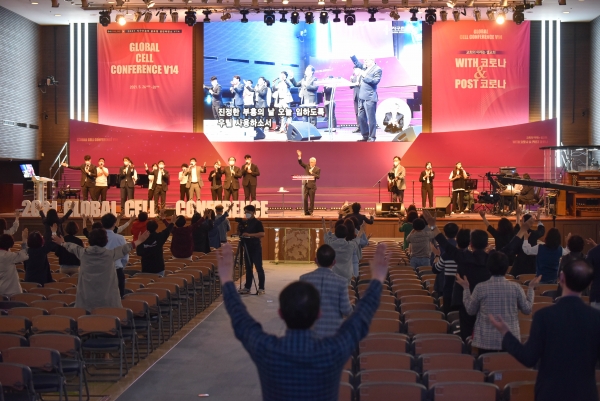 셀 컨퍼런스 참석자들이 기도하고 있다. ©지구촌교회 