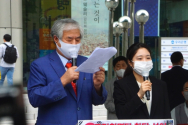 전광훈 목사(왼쪽)가 창당 선언문을 발표하고 있다. ©장지동 기자 