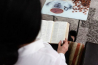 이란 기독교인 여성이 성경책을 읽고 있다. ⓒ국제 오픈도어선교회