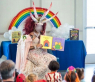 뿔이 5개 달린 사단의 복장으로 등장한 드래그 퀸(여장한 남성 동성애자)이 아이들에게 동성애 교육을 하고 있다. ⓒREALOMARNAVARRO